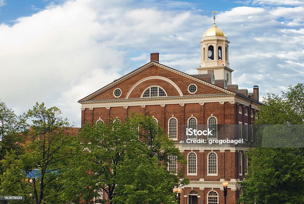 Avec des nuages de Faneuil Hall à Boston, dans le Massachusetts - Photo de Architecture libre de droits