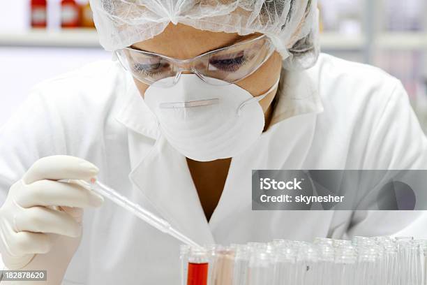 Wissenschaftlerfrau Bei Der Arbeit In Einem Labor Stockfoto und mehr Bilder von Analysieren