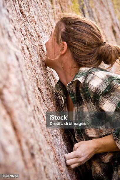 Mujer Joven Rock Climbing Foto de stock y más banco de imágenes de 16-17 años - 16-17 años, 18-19 años, 20-24 años