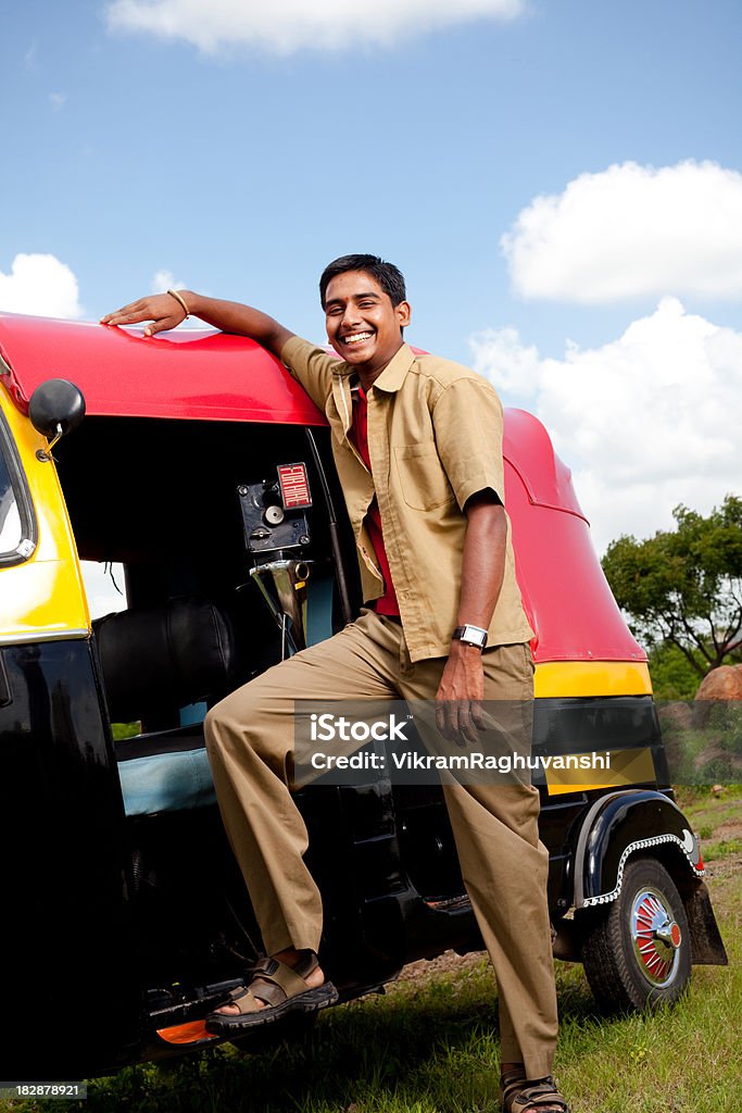 Jovem alegre Indian automático Motorista de Riquixá - Foto de stock de 18-19 Anos royalty-free