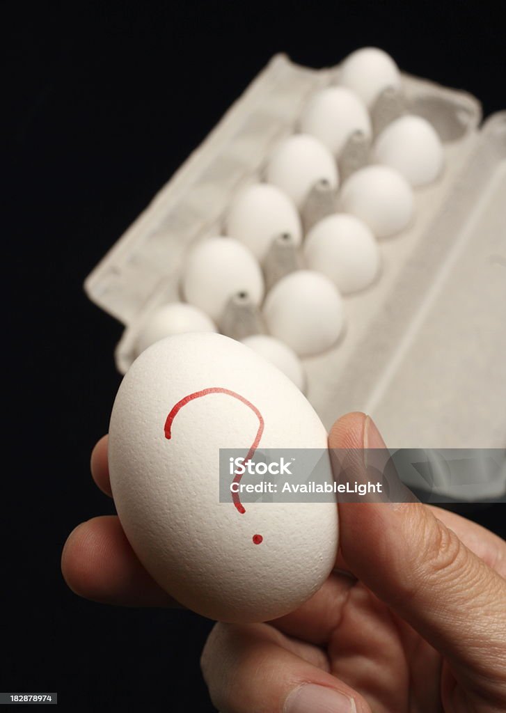 Main tenant des œufs Salmonella infecté - Photo de Oeuf - Aliment de base libre de droits