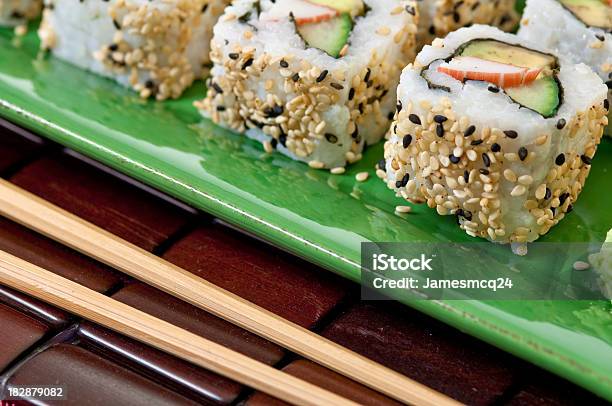 Sushi Foto de stock y más banco de imágenes de Aguacate - Aguacate, Alimento, Arroz - Comida básica