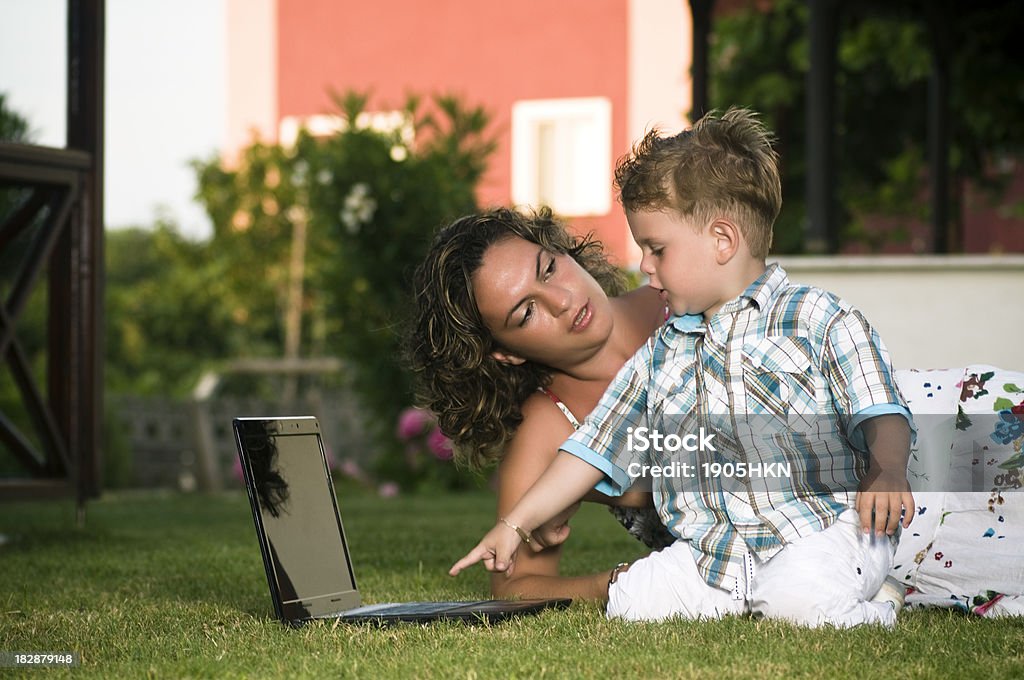 妊婦とベビー用に、ノートパソコン - インターネットのロイヤリティフリーストックフォト