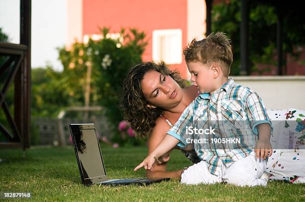 Mãe E Bebê Com Computador Portátil - Fotografias de stock e mais imagens de Adulto - Adulto, Amor, Ao Ar Livre