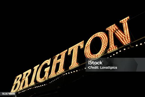 Foto de Brighton Definidas Em Luzes e mais fotos de stock de Brighton - Brighton and Hove - Brighton - Brighton and Hove, Cidade pequena, Noite