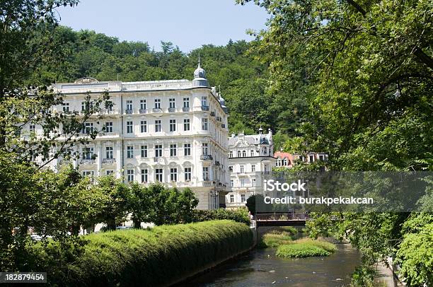 República Checa Karlovy Vary Spa Cidade E Do Rio Tepl - Fotografias de stock e mais imagens de Ao Ar Livre