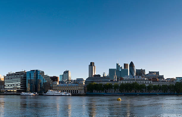 dawn ロンドンの街並み - crane skyline uk tower of london ストックフォトと画像