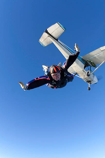 のロイヤリティフリーストックフォト。スカイダイバーとセスナ 182 飛行機 - skydiving parachute parachuting taking the plunge ストックフォトと画像