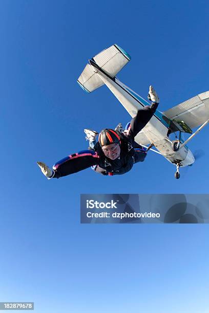 Fotografia De Stock Royaltyfree Skydiver E Cessna 182 De Avião - Fotografias de stock e mais imagens de Queda Livre - Paraquedismo