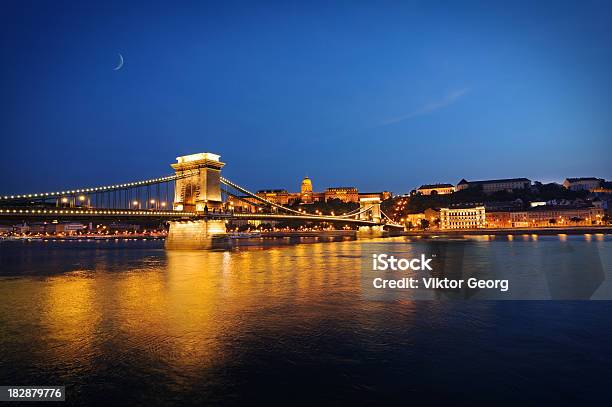 Budapest Di Notte Szechenyi Chain Bridge - Fotografie stock e altre immagini di Ambientazione tranquilla - Ambientazione tranquilla, Bastione dei pescatori, Blu