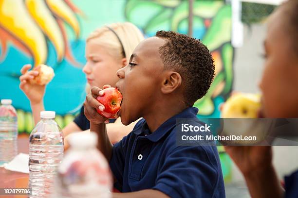 Photo libre de droit de Élèves Durant La Pause Déjeuner banque d'images et plus d'images libres de droit de Enfant - Enfant, Manger, Cantine scolaire