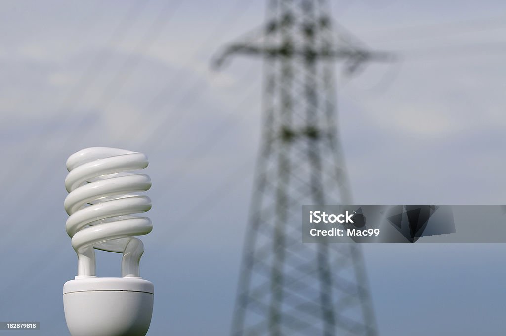 Lámpara de bajo consumo con powerline en el fondo - Foto de stock de Aire libre libre de derechos