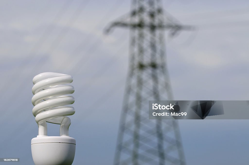 Risparmio energetico lampadina con powerline in background - Foto stock royalty-free di Ambientazione esterna