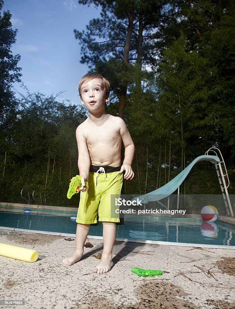 Little boy con pistola de agua - Foto de stock de Actividad libre de derechos