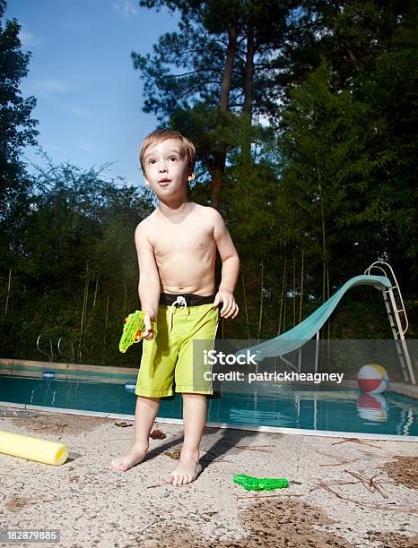 Little Boy Con Pistola De Agua Foto de stock y más banco de imágenes de Actividad - Actividad, Actividades recreativas, Actividades y técnicas de relajación