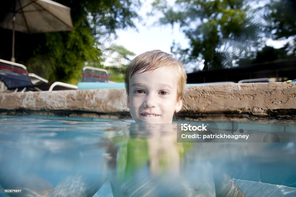 Petit garçon dans la piscine - Photo de Activité libre de droits