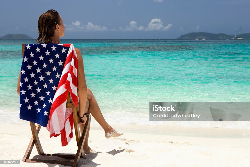 Mujer de vacaciones en la playa en Islas Vírgenes de los Estados Unidos - Foto de stock de Playa libre de derechos
