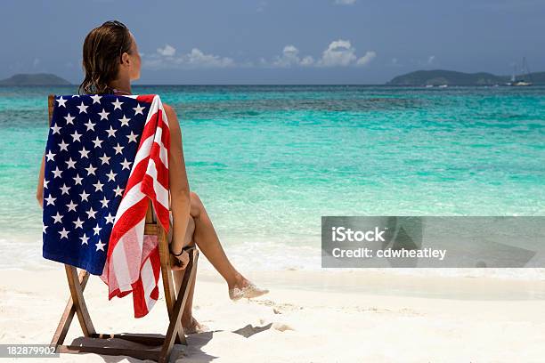 Mujer De Vacaciones En La Playa En Islas Vírgenes De Los Estados Unidos Foto de stock y más banco de imágenes de Playa