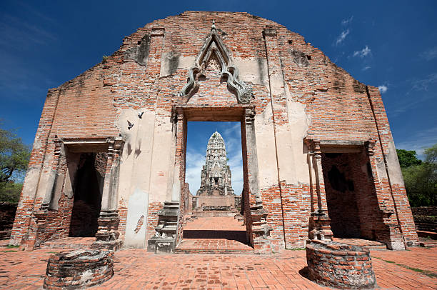 wat ratchaburana, ayuthaya, tailândia. - ratchaburana - fotografias e filmes do acervo