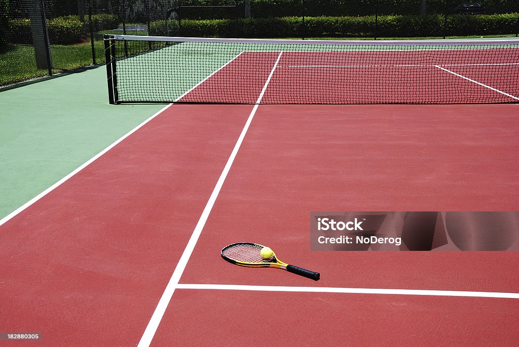 Tennisschläger und ball auf Gericht liegen - Lizenzfrei Einzelveranstaltung Stock-Foto