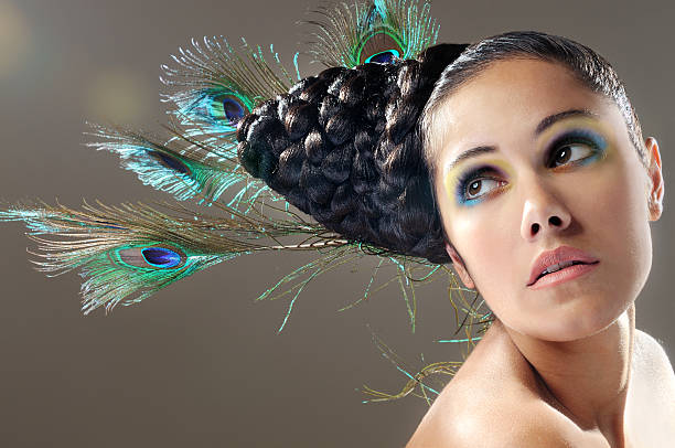 moda mulher com hairstlye - stage makeup peacock make up feather - fotografias e filmes do acervo