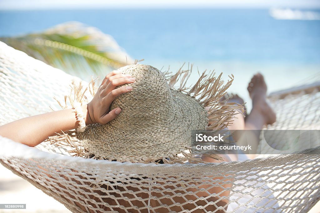 Frau Entspannen in der Hängematte auf einem tropischen Strand - Lizenzfrei Hängematte Stock-Foto