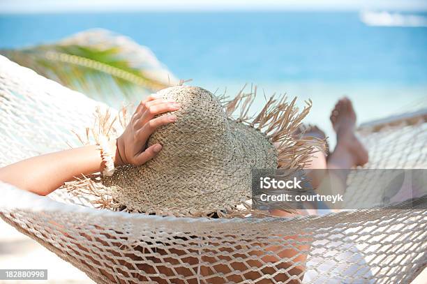 Frau Entspannen In Der Hängematte Auf Einem Tropischen Strand Stockfoto und mehr Bilder von Hängematte