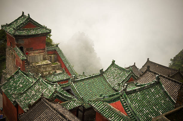 中国の村の山々 - wudangshan ストックフォトと画像