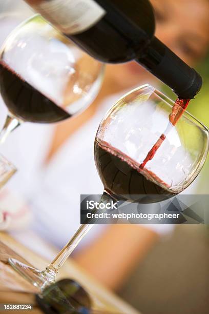 注ぐワイン - お祝いのストックフォトや画像を多数ご用意 - お祝い, アウトフォーカス, アルコール飲料