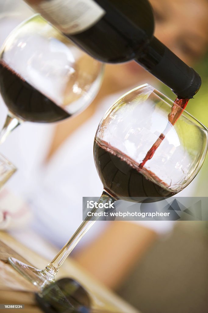 Наливать вина - Стоковые фото Алкоголь - напиток роялти-фри