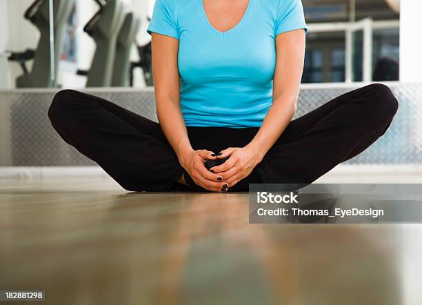 Junge Frau Die Stretchingübung Eine Leiste Stockfoto und mehr Bilder von Leistenregion - Leistenregion, Alternative Behandlungsmethode, Entspannungsübung