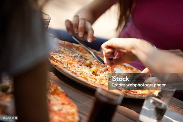 Pizza - Fotografias de stock e mais imagens de Adulto - Adulto, Alimentação Não-saudável, Alimento Básico