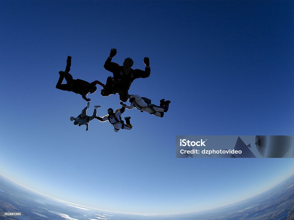 Banque Photo libre de droits: Cinq parachutistes ont une Formation Freefall - Photo de Parachutisme en chute libre libre de droits