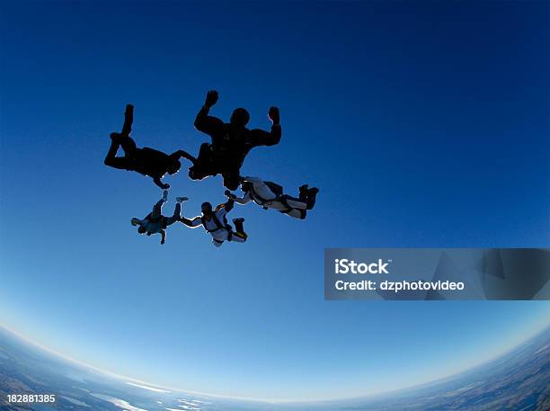 Fotografia De Stock Royaltyfree Cinco Skydivers Em Queda Livre Formação - Fotografias de stock e mais imagens de Queda Livre - Paraquedismo