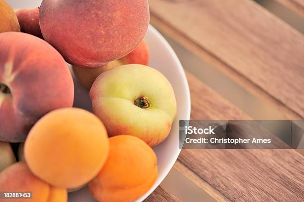 Frisches Bioobst Im Freien Sommer Stockfoto und mehr Bilder von Aprikose - Aprikose, Bildschärfe, Einige Gegenstände - Mittelgroße Ansammlung