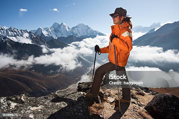 Kobieta Na Szczyt Mount Everest Rodak Park Nepal - zdjęcia stockowe i więcej obrazów Azja - Azja, Bezchmurne niebo, Chmura