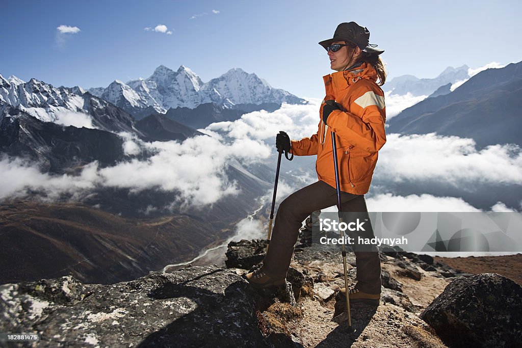 Mulher no pico de montanha Everest Parque nacional, Nepal - Royalty-free Admirar a Vista Foto de stock