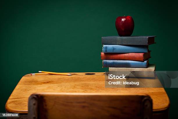 Apple Ołówki I Starych Książek Na Biurku Szkoły Która Wygląda Jak Narysowana Kredą - zdjęcia stockowe i więcej obrazów Podręcznik