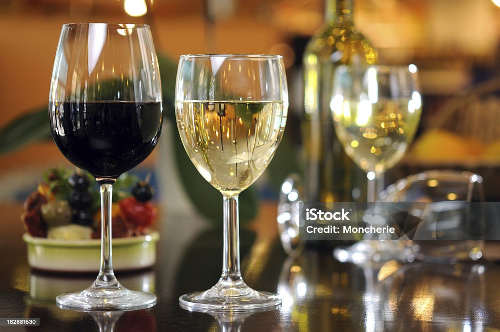 赤と白のワイングラス - アルコール飲料のロイヤリティフリーストックフォト