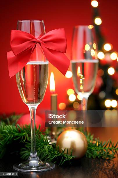 Celebración Con Champagne Foto de stock y más banco de imágenes de Adorno de navidad - Adorno de navidad, Aniversario, Bebida alcohólica