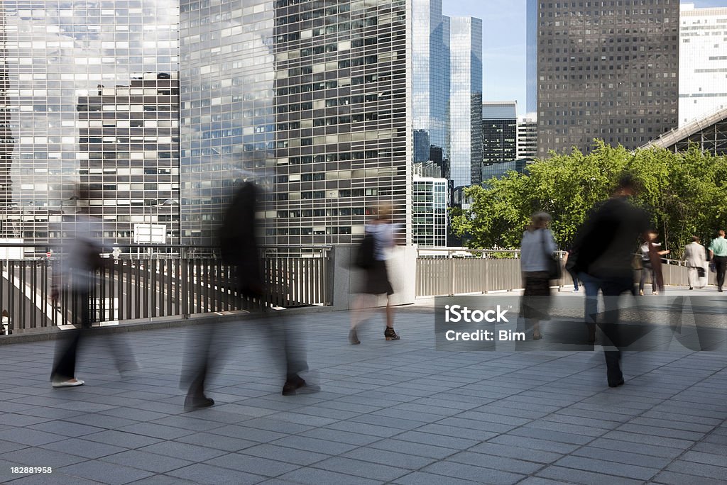 Business i pendolari a piedi per lavorare nel quartiere finanziario, Parigi - Foto stock royalty-free di La Défense