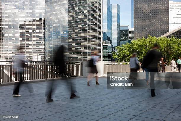 Business I Pendolari A Piedi Per Lavorare Nel Quartiere Finanziario Parigi - Fotografie stock e altre immagini di La Défense