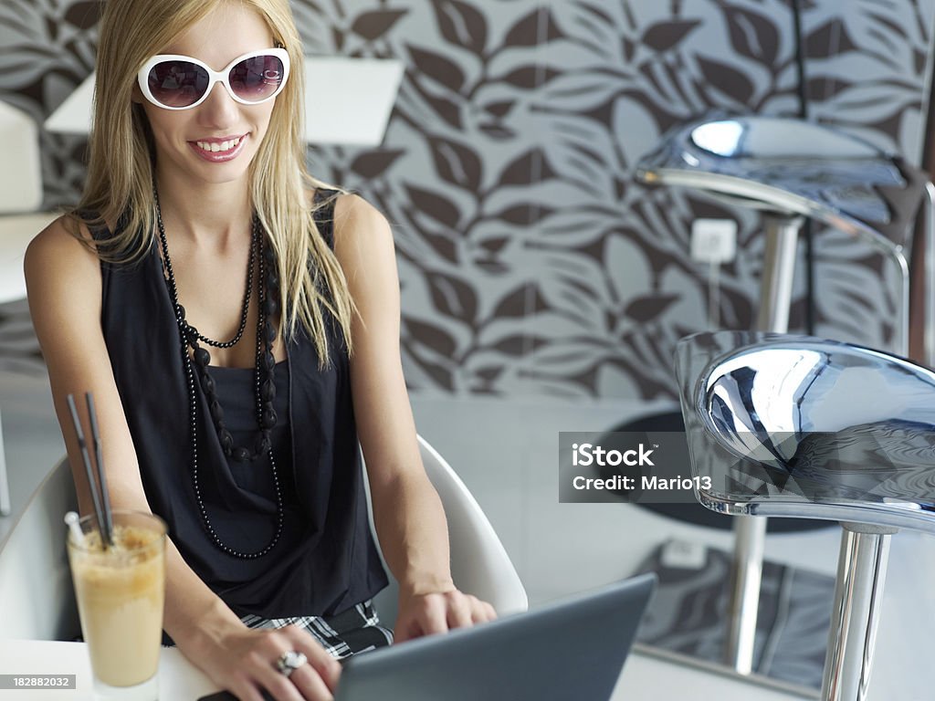 Frau mit Laptop im Café - Lizenzfrei 20-24 Jahre Stock-Foto