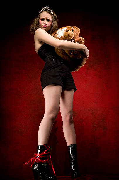 mannequin avec ours en peluche - female young women red hair full length photos et images de collection