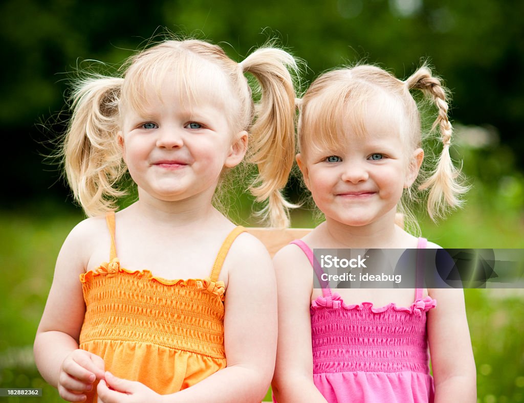 Meninas feliz pouco de solteiro de estar e sorrindo fora - Foto de stock de Cabelo Louro royalty-free