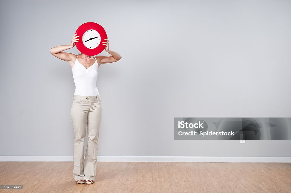 Casual joven mujer sosteniendo un reloj - Foto de stock de 30-39 años libre de derechos