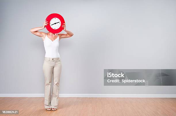 Casual Joven Mujer Sosteniendo Un Reloj Foto de stock y más banco de imágenes de 30-39 años - 30-39 años, Adulto, Adulto de mediana edad