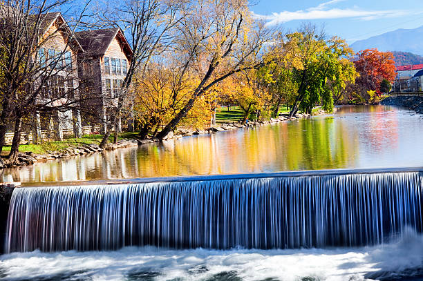 cascade région d'old mill, tennessee - great smoky mountains great smoky mountains national park mountain smoke photos et images de collection