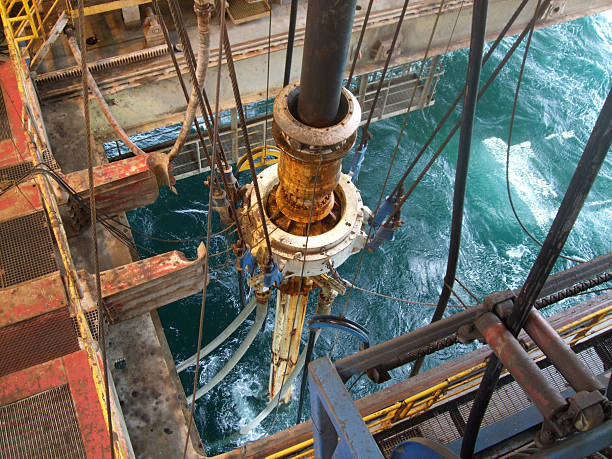 라이저와 슬립 관절 on a semi submersible 엔진오일 삭구를 장비하다 - oil rig oil industry sea riser 뉴스 사진 이미지