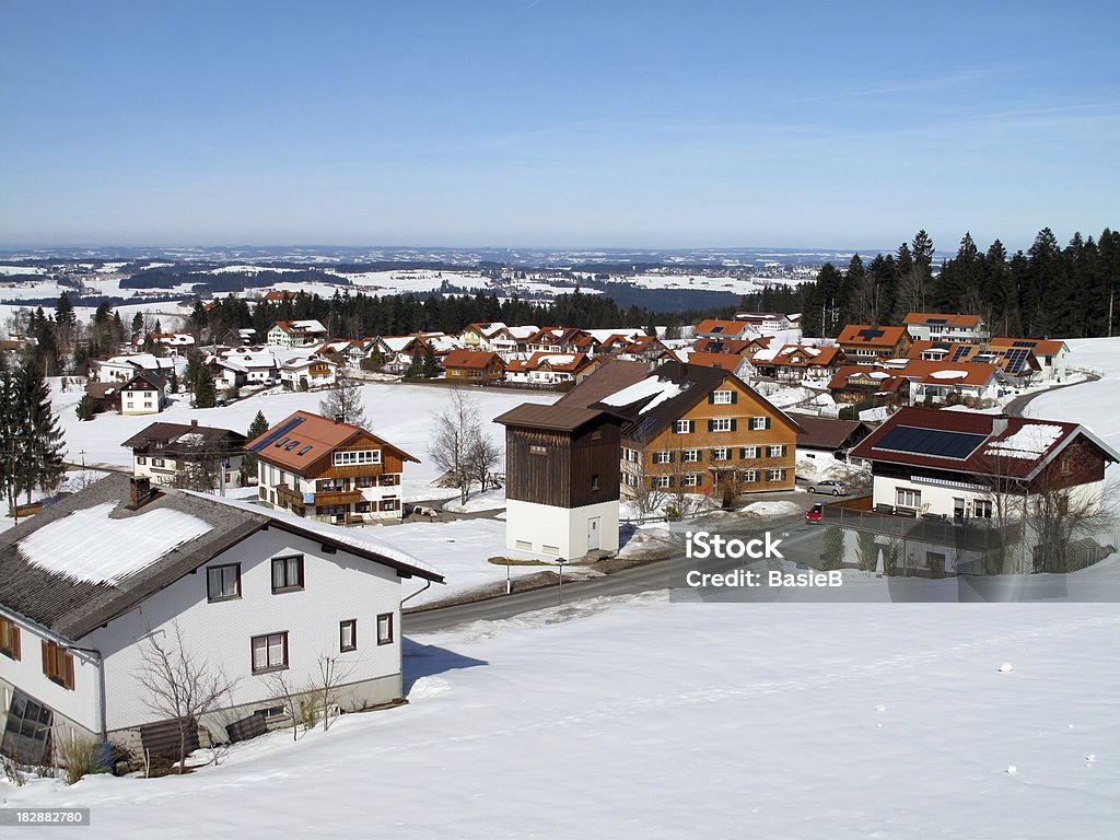 Village mit Schnee bedeckt in Österreich - Lizenzfrei Sonnenkollektor Stock-Foto